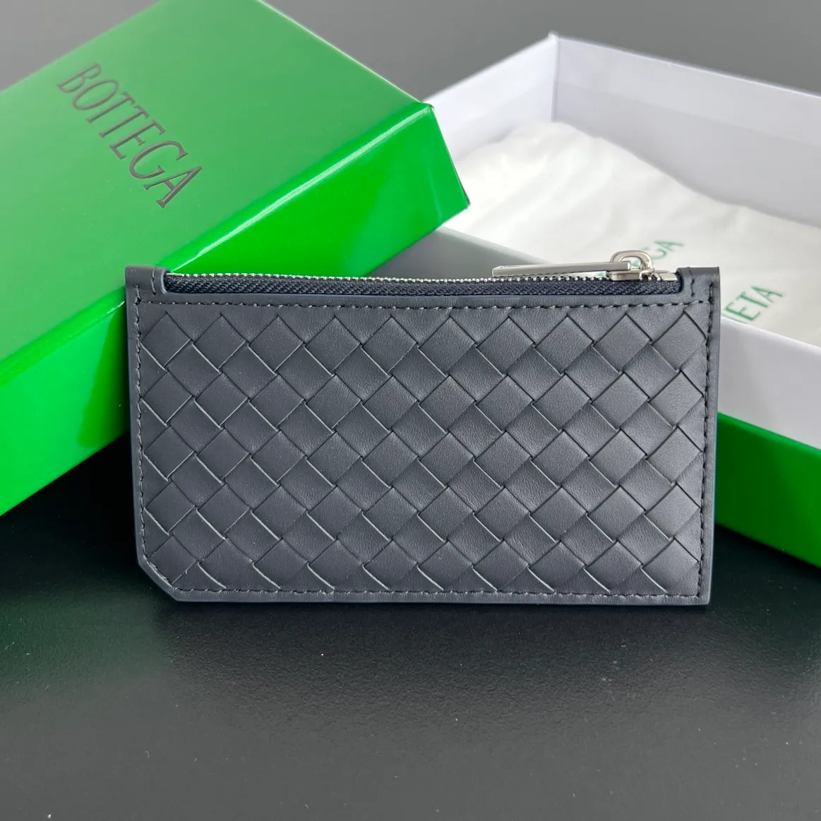 BV’s new 805827 vertical zipper card holder 🎈 The classic small woven work that I miss 0.7 is back. It’s really very design-friendly. The calfskin texture is high-end. It’s carefully designed with five card slots and a central compartment. You can also put cash in for daily use. You deserve to have such an thoughtful design. Size: 12*7*0.5 layers cm P540